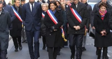 La Maire de Paris, Anne Hidalgo, en compagnie du Premier Ministre Edouard Philippe et d'autres Maires en novembre 2018